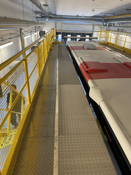 Pfaff Verkehrstechnik mit höhenverstellbaren Bus-Bühnen für Dach- und Fensterarbeiten international erfolgreich